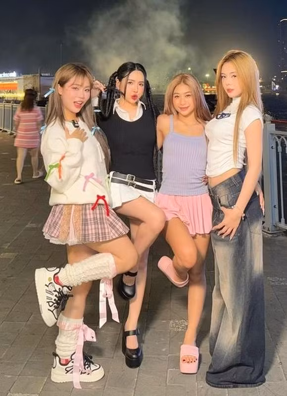 Sau loạt ồn ào, "hội chị em" và 1 số Tiktoker chơi cùng của cô nàng đã lặng lẽ ẩn hết các video quay chung trước đó.