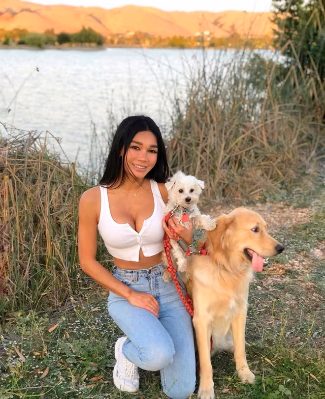 Bà mẹ Mỹ hiện đang là giáo viên tiểu học và sống cuộc sống độc thân cùng con gái. Cô ly dị chồng 13 năm trước nhưng vẫn giữ mối quan hệ tốt đẹp để cùng nhau chăm sóc con.