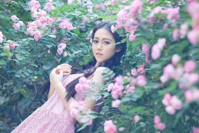 Xinh đẹp, thông minh, nữ sinh hàng không Dư Đình thực sự có khí chất, phong phạm của một mỹ nữ thời hiện đại.