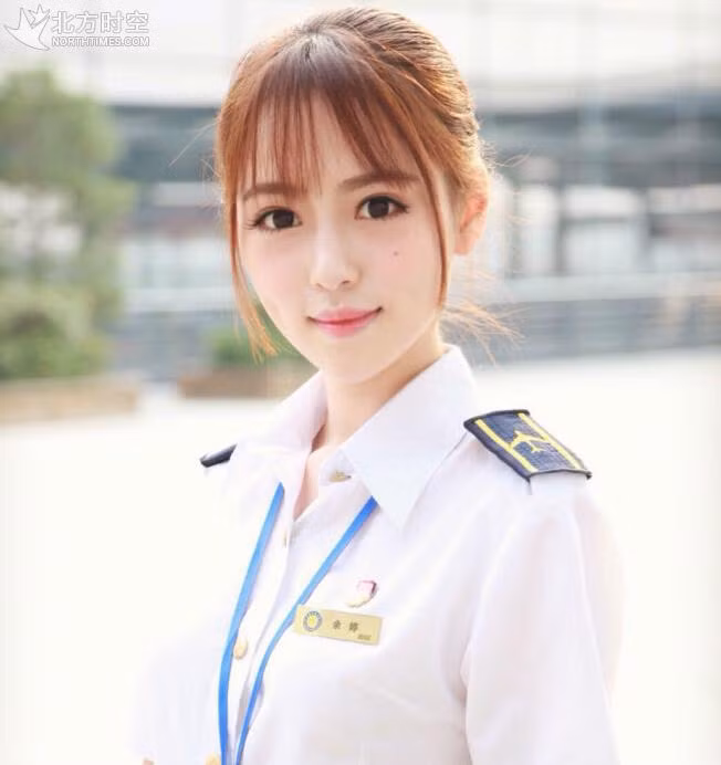 Không chỉ nổi tiếng trong trường, Dư Đình còn rất nổi tiếng trên mạng xã hội xứ Trung sau khi làm mẫu trong triển lãm game China Joy (một trong những triển lãm game lớn nhất thế giới).