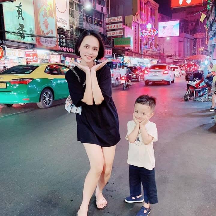 Huyền Mi và Quỳnh Anh có mối quan hệ cực kỳ thân thiết. Bạn gái Duy Mạnh thường xuyên khoe chị gái trên mạng xã hội. Theo đó cô mua sắm rất nhiều đồ hiệu tặng cho em gái.