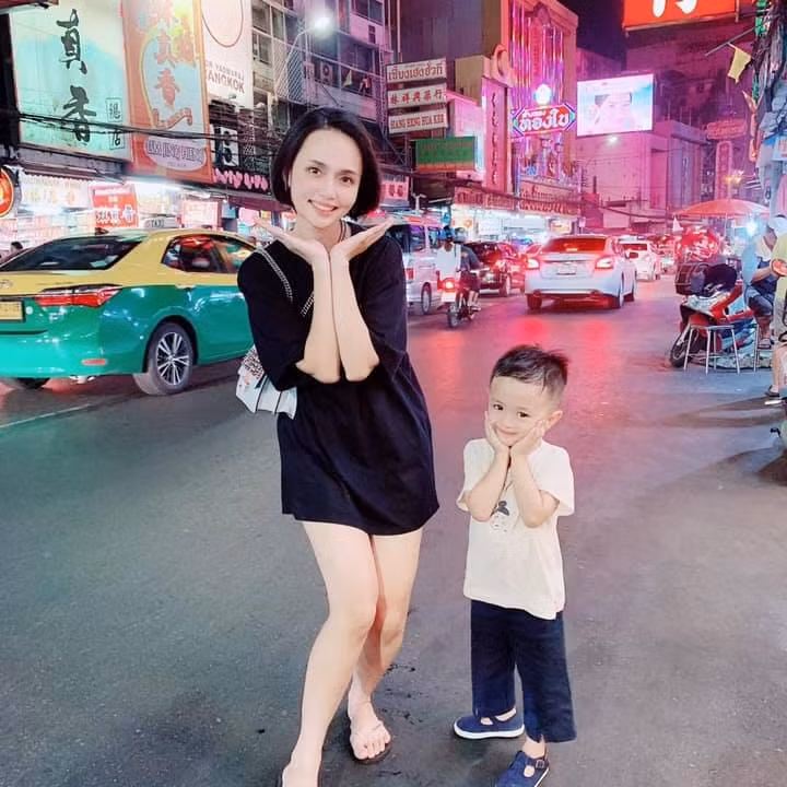 Huyền Mi và Quỳnh Anh có mối quan hệ cực kỳ thân thiết. Bạn gái Duy Mạnh thường xuyên khoe chị gái trên mạng xã hội. Theo đó cô mua sắm rất nhiều đồ hiệu tặng cho em gái.