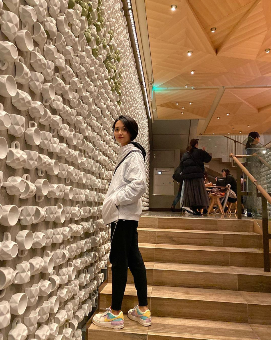 Huyền Mi cho biết cô thức cả đêm gọt hoa quả trước ngày ăn hỏi của em gái và còn hồi hộp hơn cả khi bản thân lên xe hoa với Văn Quyết cách đây 5 năm.