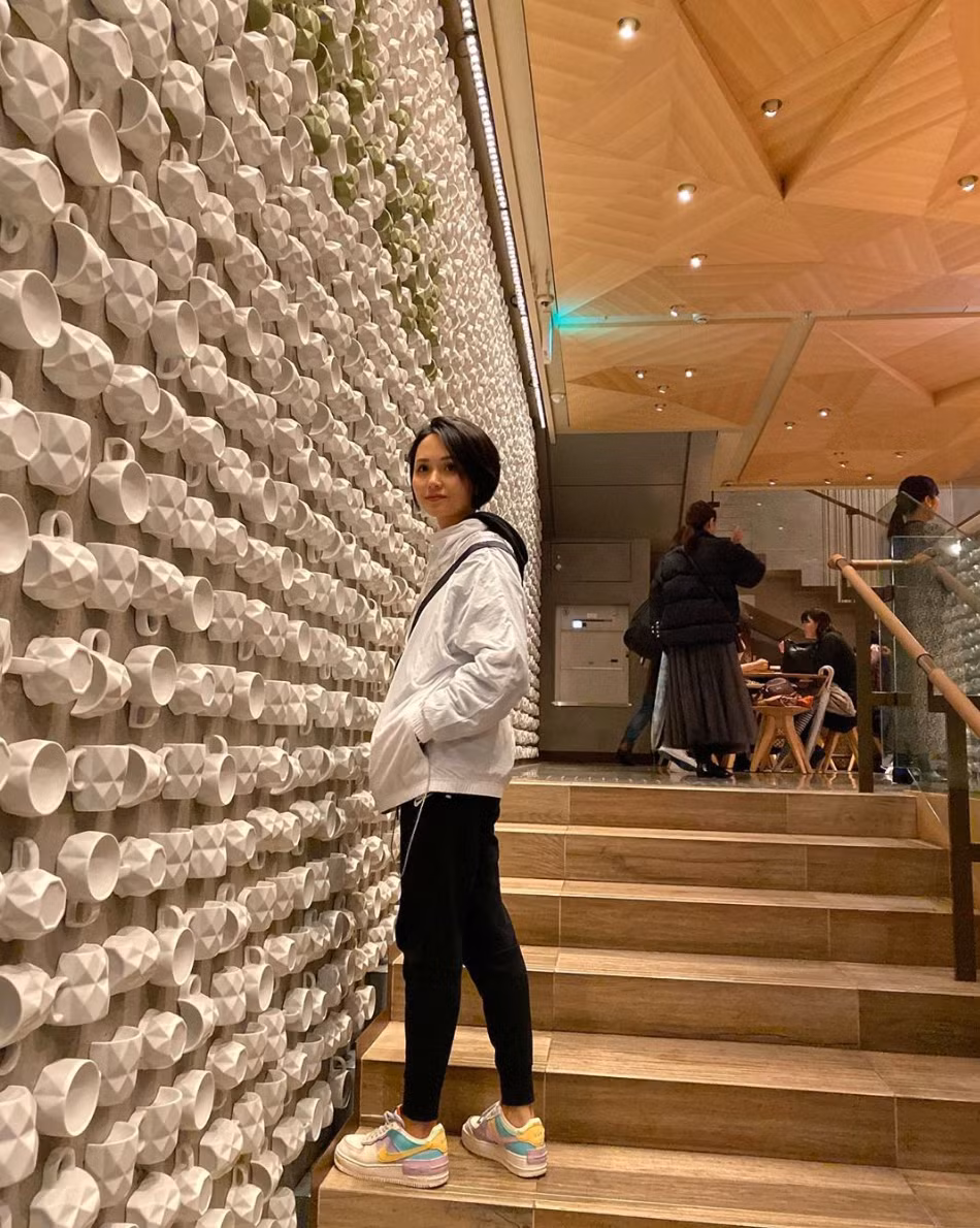 Huyền Mi cho biết cô thức cả đêm gọt hoa quả trước ngày ăn hỏi của em gái và còn hồi hộp hơn cả khi bản thân lên xe hoa với Văn Quyết cách đây 5 năm.