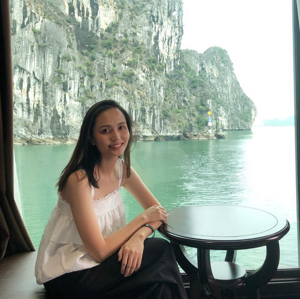 Dù đã 30 tuổi nhưng vợ Văn Quyết vẫn sở hữu nhan sắc và phong cách ăn mặc cực kỳ trẻ trung.