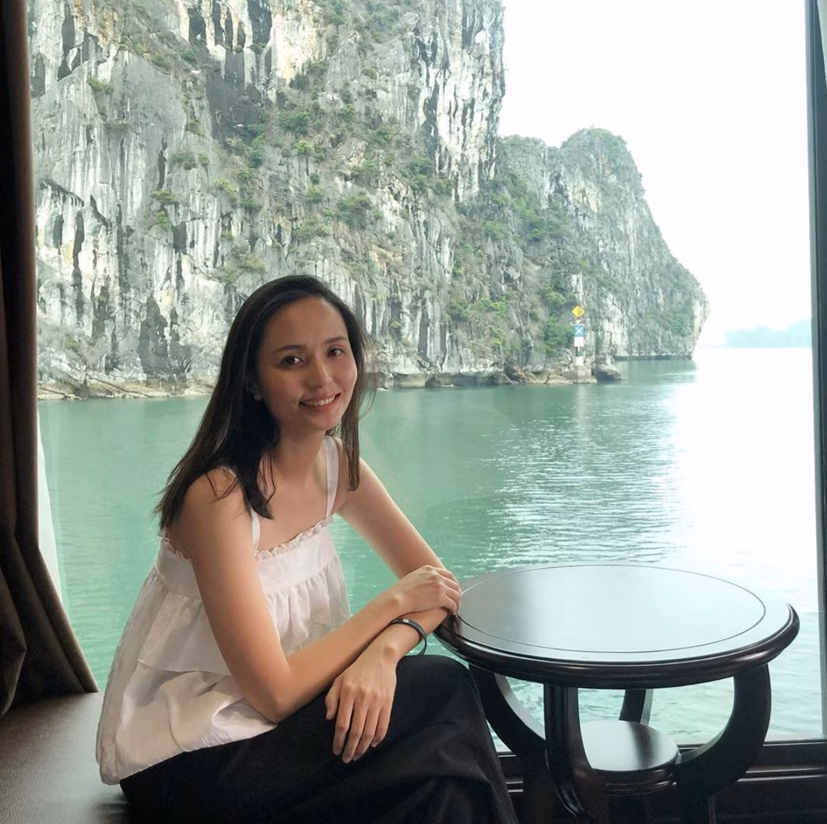 Dù đã 30 tuổi nhưng vợ Văn Quyết vẫn sở hữu nhan sắc và phong cách ăn mặc cực kỳ trẻ trung.