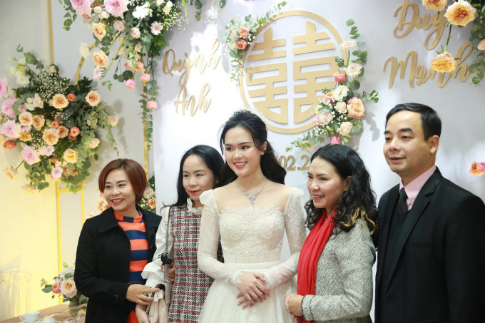 Được biết, thợ trang điểm cho Quỳnh Anh trong ngày cưới vẫn chính là cô nàng bị cộng đồng mạng "ném đá" trước đó vì kẻ chân mày lỗi cho cô dâu trong ngày ăn hỏi. Thế nhưng chỉ cần chú ý một chút và lựa chọn kiểu make up khác nhau là trông "công chúa béo" đã khác hẳn.