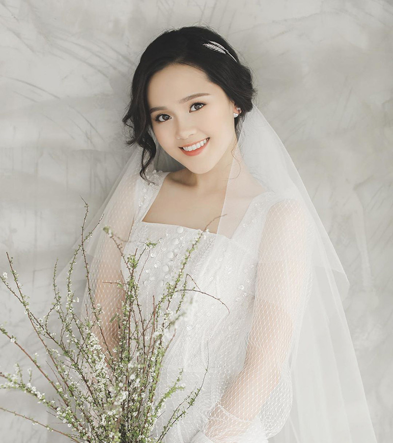 Bình thường, Quỳnh Anh dù không sở hữu vẻ ngoài xinh xuất sắc nhưng cũng rất dễ nhìn, mang nét đẹp dễ thương. Thế nhưng chẳng hiểu sao, cô nàng lại luôn lựa chọn kiểu trang điểm khiến bản thân già đi.