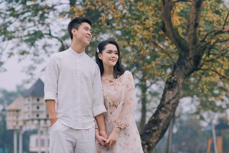 Bà xã Duy Mạnh phù hợp với cách trang điểm nhẹ nhàng, tông màu tươi tắn phù hợp với lứa tuổi hơn là cứ cố "gồng" lựa chọn những tông đất quyến rũ, phù hợp với kiểu khuôn mặt góc cạnh, sang chảnh.