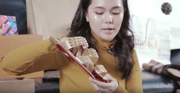 Ngày thường, Quỳnh Anh cũng thường xuyên gặp phải lỗi make up. Trong clip "đập hộp" ra mắt kênh Youtube của mình, cô nàng được nhận xét là trang điểm quá cầu kỳ, tô son nhợt nhạt khiến khuôn mặt cứng đơ như tượng sáp.