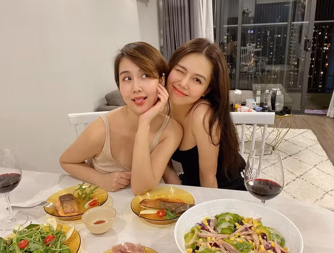 Phanh Lee (tên thật: Phương Anh Lê) là hot girl, diễn viên nổi tiếng ở Hà Nội. Cô tốt nghiệp Đại học Sân khấu Điện ảnh Hà Nội, từng góp mặt trong nhiều bộ phim đắt khách như Trái tim có nắng, Lời nói dối ngọt ngào, Yêu thì ghét thôi, Ghét thì yêu thôi. Đầu tháng 5, Phanh Lee xác nhận với Zing thông tin được bạn trai cầu hôn nhưng từ chối chia sẻ thông tin bạn trai và lịch trình lên xe hoa cụ thể.