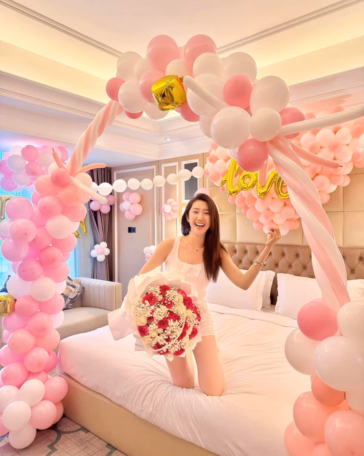 Thúy Ngân rạng ngời giữa khung cảnh toàn bóng bay màu hồng trong bữa tiệc sinh nhật cùng với những người bạn.