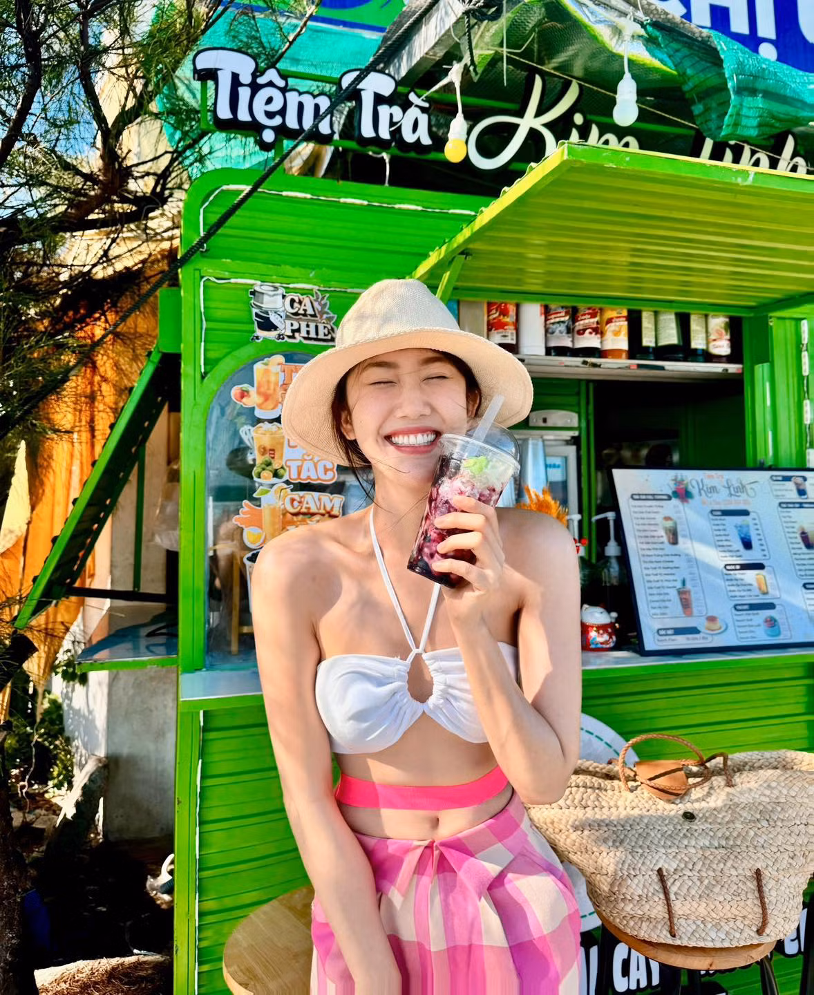 Có thâm niên hoạt động nghệ thuật hơn 10 năm nhưng chặng đường sự nghiệp của Thúy Ngân trong thời gian đầu chưa thật sự nổi bật. Mãi đến năm 2018, tên tuổi của cô mới tạo được ấn tượng trong lòng công chúng nhờ vai Hân trong "Gạo nếp gạo tẻ".