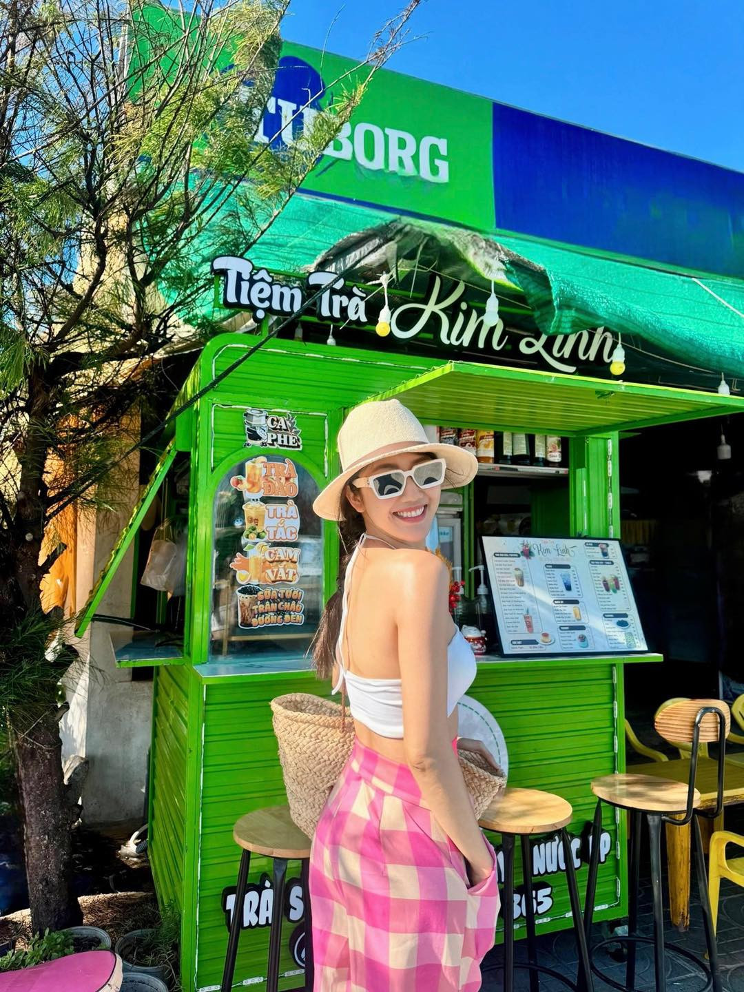 Bên cạnh sựu nghiệp đóng phim, cô nàng được biết đến với nhan sắc xinh đẹp và body "cực phẩm". Nữ diễn viên có chiều cao hơn 1m70, body cân đối không thua kém người mẫu.