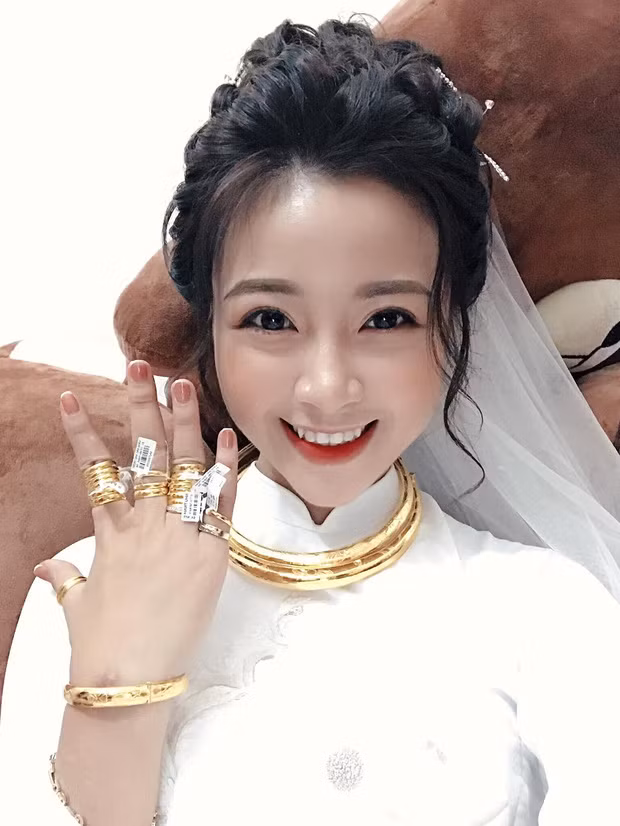 Mới đây, vợ Phan Văn Đức, "hot girl mầm non" Nhật Linh cũng khiến dân mạng trầm trồ khi khoe số vàng được tặng trong đám hỏi diễn ra vào ngày 21/11. Thậm chí nhiều chiếc nhẫn cô đeo trên tay còn chưa tháo mác.