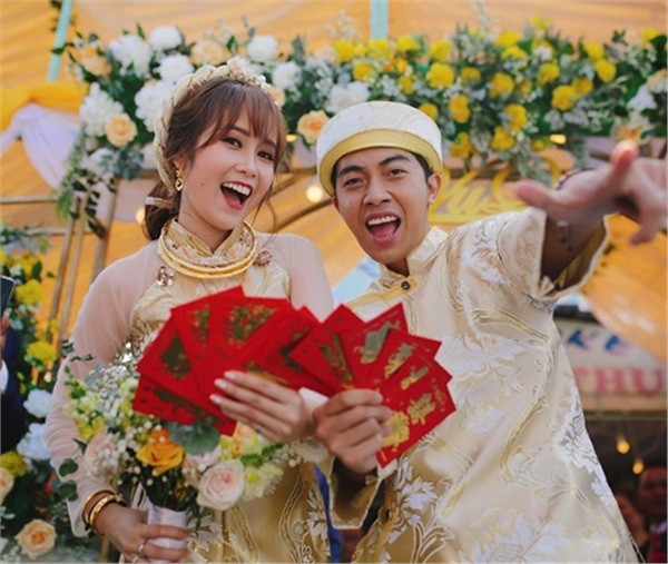 Quà hồi môn của cô dâu Mai Quỳnh Anh nhìn qua ảnh thì có vẻ không nhiều nhưng chồng cô, Cris Phan là một Youtuber giàu số 1 Việt Nam thì chắc chắn không để vợ phải "thua chị kém em" trong khoản này.