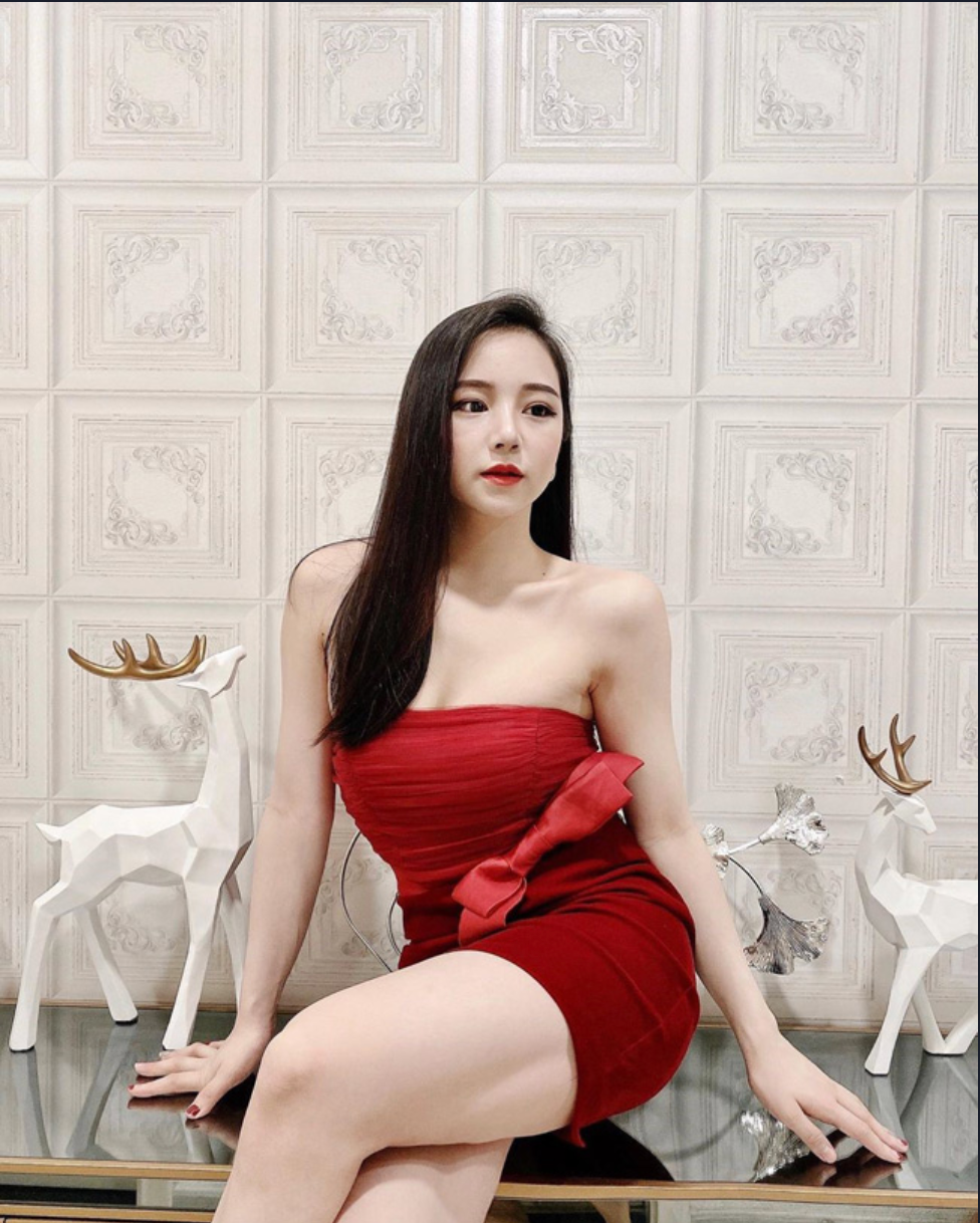 Cô luôn biết khoe lợi thế ngoại hình với những trang phục bó sát.