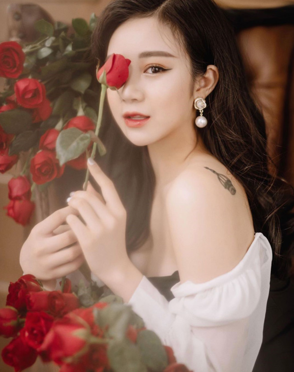 Cô hướng mình theo nghề ca sĩ.