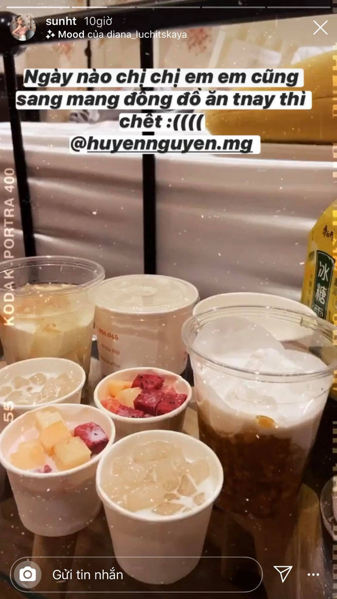 Ngoài ra, các chị em của bạn gái cũ Phở Đặc Biệt cũng mang rất nhiều đồ ăn đến tẩm bổ cho cô em gái.