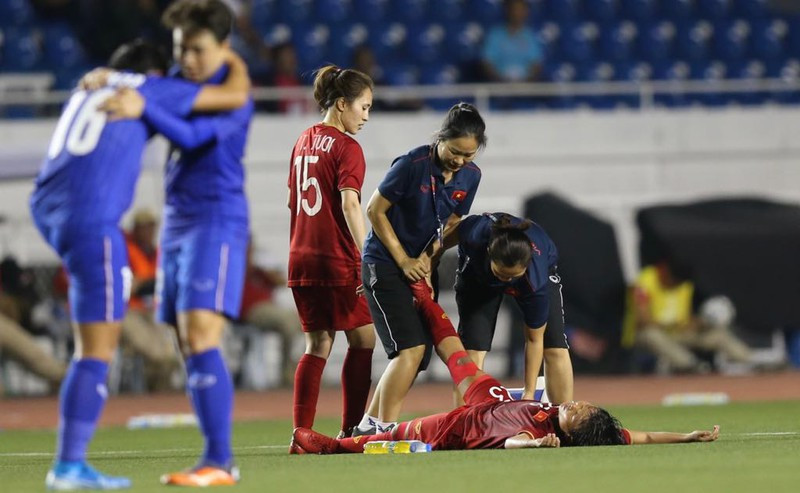 Rất nhiều nữ cầu thủ Việt Nam đã nằm sân vì kiệt sức, sau đó lại kiên cường đứng dậy, tiếp tục cống hiến.