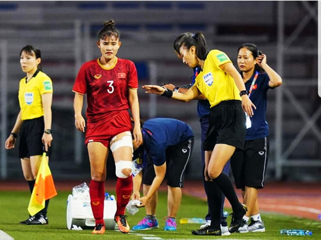 Trận đấu hôm qua, nữ cầu thủ số 3 Chương Thị Kiều đã bị xây xước một mảng lớn ở bắp đùi, phải nhờ các bác sĩ băng tạm để thi đấu cho hết hiệp 1. Xót thương học trò, HLV Mai Đức Chung thậm chí thừa nhận đã cáu với bác sĩ.