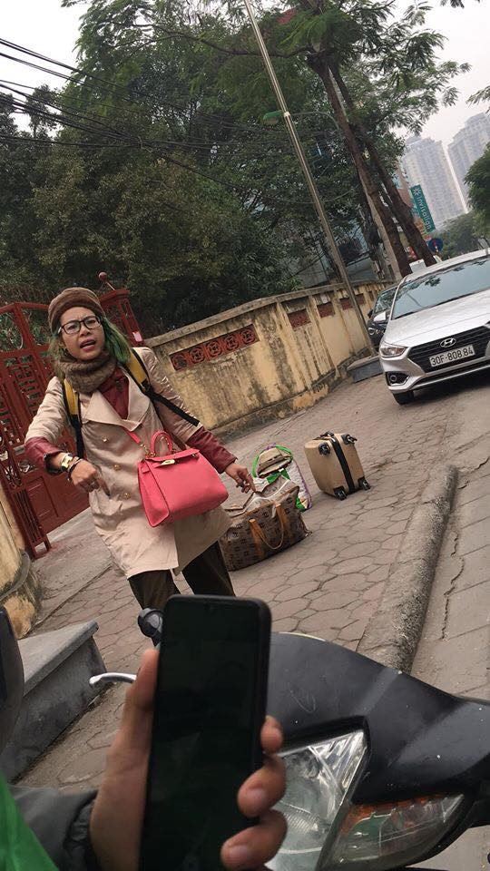 Theo đó, "hot girl quỵt tiền" Bella xuất hiện tại bến xe Giáp Nhất sau đó bắt xe ôm di chuyển. Trong suốt quãng đường cô liên tục yêu cầu đổi địa điểm tới, đi lòng vòng, nhận thấy khách hàng bất thường nên tài xế yêu cầu xuống xe và trả tiền.