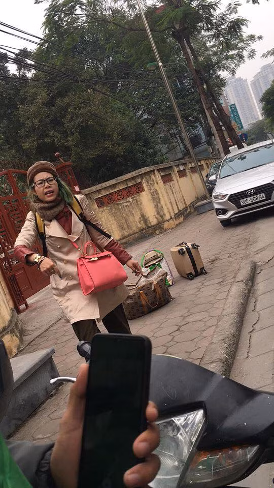 Theo đó, "hot girl quỵt tiền" Bella xuất hiện tại bến xe Giáp Nhất sau đó bắt xe ôm di chuyển. Trong suốt quãng đường cô liên tục yêu cầu đổi địa điểm tới, đi lòng vòng, nhận thấy khách hàng bất thường nên tài xế yêu cầu xuống xe và trả tiền.