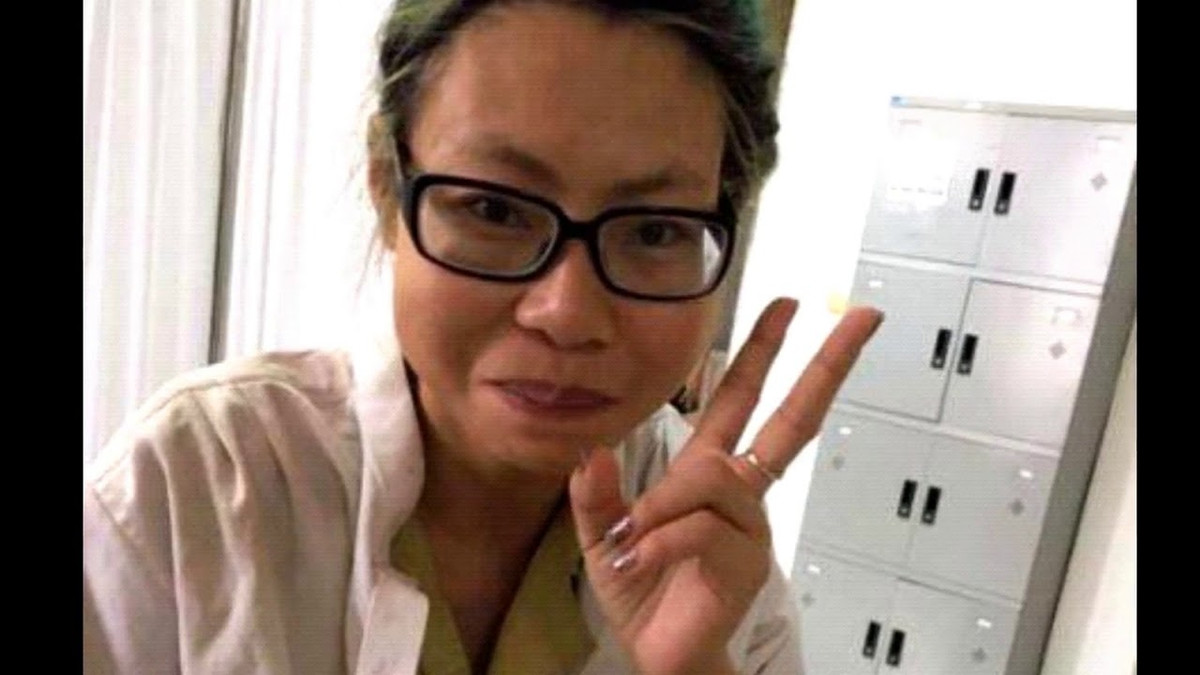 Năm 2017, Bella khiến dân mạng sốc nặng khi có bầu và sinh con sau đó. Từ đây cô bắt đầu cuộc hành trình tha lôi con trai đi khắp nơi, hút thuốc rồi nhả khói vào mặt con khi vẫn còn sơ sinh gây phẫn nộ.