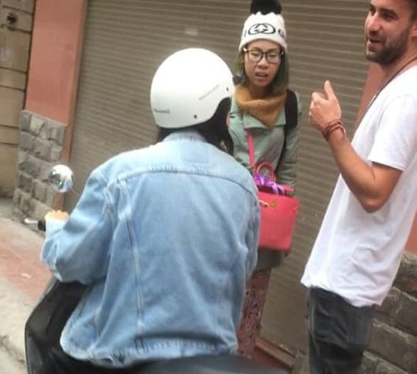 Thế nhưng thói bùng tiền taxi dường như là thói quen khó bỏ của cô nàng. Người dân xung quanh cho hay cô không quỵt tiền ai, chỉ làm thế với xe ôm, taxi mà thôi. Thế nhưng ai cũng bỏ qua, coi như chở giúp vì nhận thấy người phụ nữ này không được bình thường.