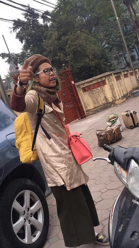 Lúc này, anh tài xế mới ngớ người, hoá ra đây là "hot girl" Bella nổi tiếng là quỵt tiền và chửi hay như đọc rap. Xuất hiện ngày hôm nay, Bella chơi nguyên cây đồ hiệu từ giày Gucci, túi Hermes và mái tóc xanh rêu huyền thoại.