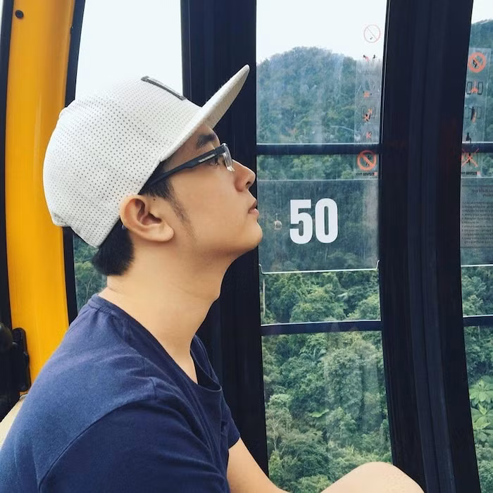 Tuy có chị gái là người nổi tiếng nhưng Trung Hiếu khá giản dị và hầu như không chia sẻ nhiều về cuộc sống trên mạng xã hội.