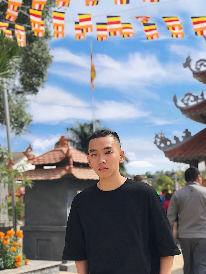 Vừa qua, Khánh Vân còn khiến dân mạng “cười té ghế” khi chia sẻ câu chuyện bị bà hàng xóm nhầm lẫn em trai là chồng. Cô hài hước viết: “Ừa. Mà cũng không có gì ngạc nhiên lắm. Xưa giờ đi với nó ai cũng tưởng bồ. Sinh 2000 mà cái mặt già chát”. Tuy nhiên, có thể thấy, với ngoại hình sáng cùng chiều cao nổi bật, Phi Kha đã tạo được thiện cảm và đốn gục nhiều “trái tim” của các chị em. Phen này chắc lại có kha khá cô nàng đòi làm em dâu Khánh Vân cho mà xem.