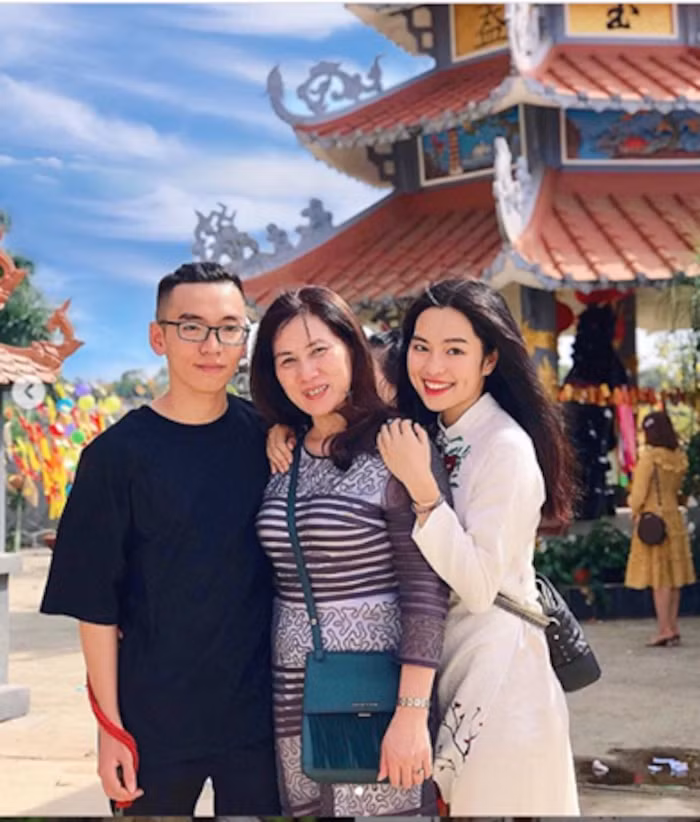 Khánh Vân là cô nàng nhận được nhiều sự quan tâm của dân mạng trong thời gian gần đây. Em trai của cô tên là Đỗ Phi Kha, sinh năm 2000, sở hữu ngoại hình điển trai, “cool ngầu” và nổi bật không thua kém chị gái.