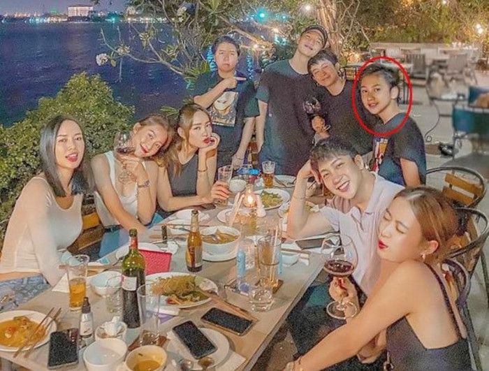 Tuấn Kiệt cũng thường xuyên xuất hiện ở những buổi tiệc tụ họp bạn bè toàn “trai xinh gái đẹp” của chị gái. Sở hữu ngoại hình sáng và còn có mối quan hệ với người nổi tiếng, chắc chắn em trai Khả Ngân hoàn toàn có thể lấn sân showbiz trong tương lai.