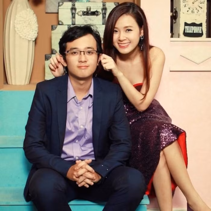 Sinh ra trong gia đình có bố là công an, mẹ làm nội trợ, hot girl Midu còn có một cậu em trai tên Đặng Trung Hiếu sinh năm 1995, kém cô nàng 6 tuổi. Qua hình ảnh trên mạng xã hội, có thể thấy anh chàng sở hữu gương mặt thư sinh với đôi mắt to tròn và nụ cười hiền hậu.