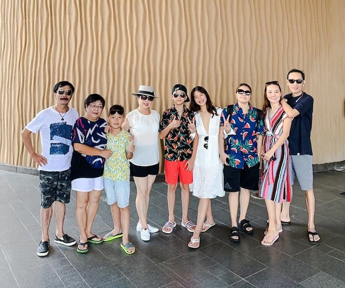 Được biết, cậu bé sinh năm 2007, gây ấn tượng với gương mặt điển trai, sống mũi cao và nụ cười tỏa nắng. Dù chỉ mới 13 tuổi nhưng Tuấn Kiệt đã sở hữu chiều cao “khủng” 1m70.