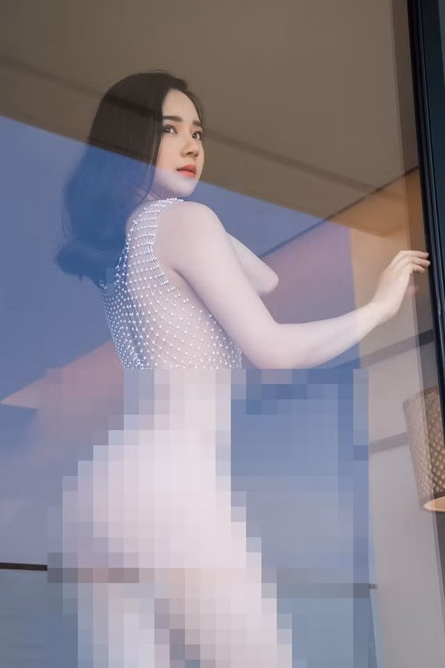 Bộ ảnh của hot girl ngủ gật Thủy Tiên tung ra nhận được sự chú ý từ cư dân mạng. Trong ảnh, Thuỷ Tiên đứng tạo dáng bên ban công và mặc một chiếc váy lưới mỏng tang phô bày trọn vẹn cơ thể.