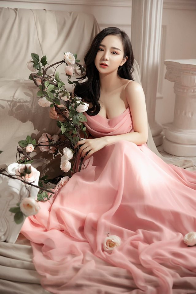 Trên trang cá nhân, có thể nhận thấy Thuỷ Tiên đang dần theo phong cách quyến rũ, sexy nhưng gặp phải ý kiến trái chiều.