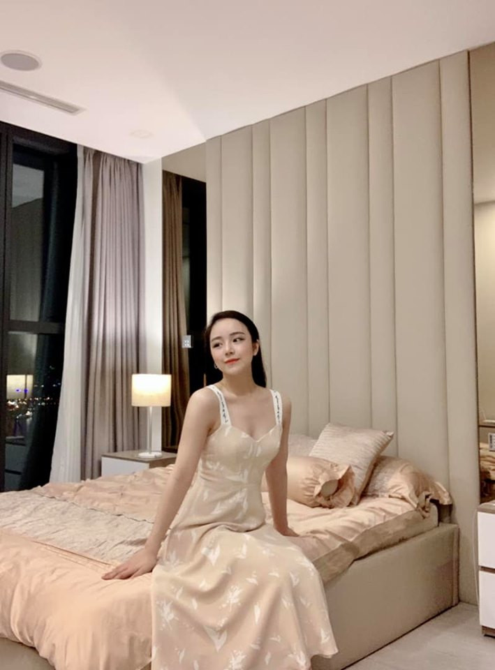 Đáp lại những lời chỉ trích từ CĐM, Thủy Tiên từng đăng đàn cho rằng: "Mình làm những việc bản thân thấy thoải mái, tự tin, vậy là đủ. Mình hướng đến hình tượng gợi cảm chứ không phản cảm".