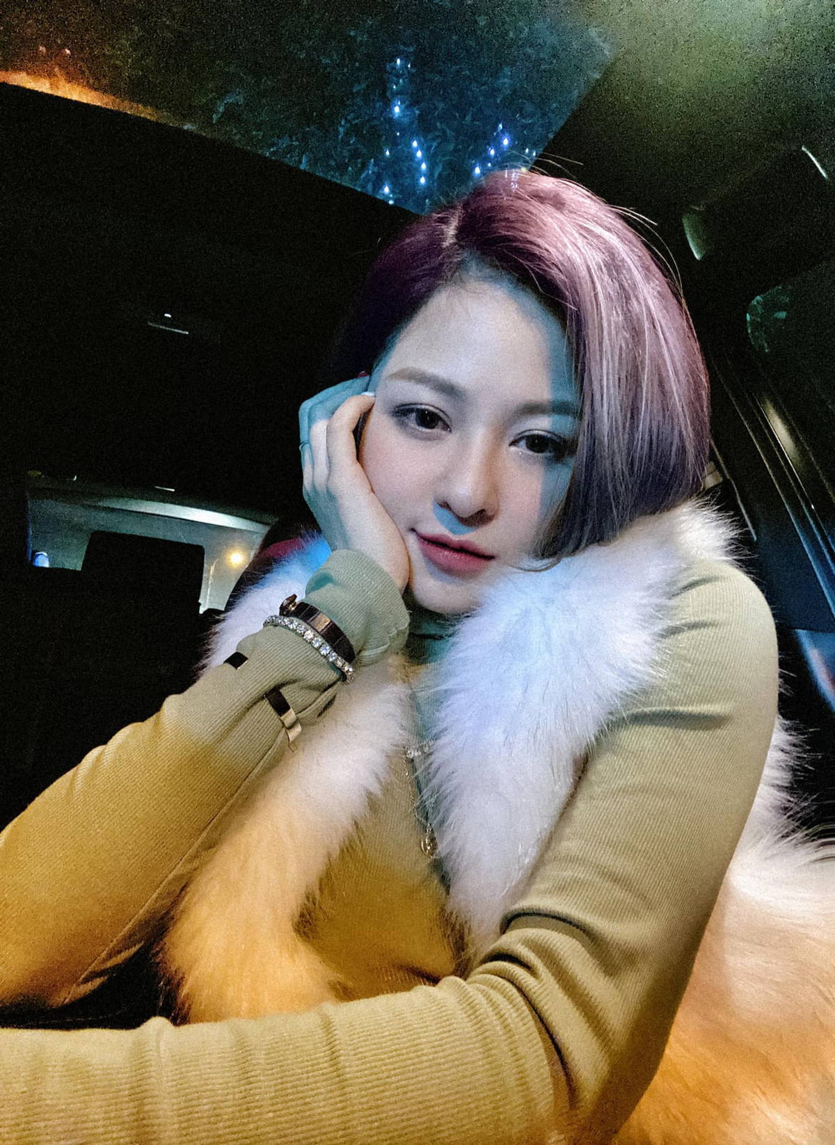 Mới đây, trên trang cá nhân, hot girl Trâm Anh có chia sẻ cực kỳ gắt về đàn ông khiến ai nấy đều bất ngờ. Cô nàng chia sẻ: "Đàn ông đôi khi thật ngây ngô. Khi họ chinh phục được một cô gái họ nghĩ họ đạt được mục đích rồi và họ đi khoe chiến tích với cả thế giới. Nhưng họ không nghĩ rằng họ chính là con mồi".