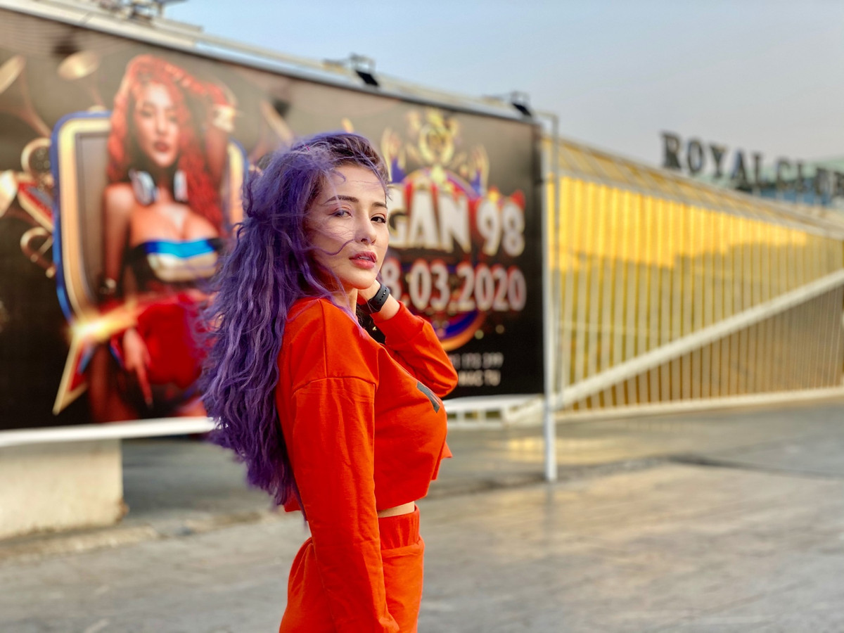 Rất nhiều người tỏ ra bức xúc trước hành động của Ngân 98: "Nước sông đã không phạm nước giếng mà cứ nhắc đến người ta hoài làm chi vậy?", "Chắc dạo này hết cái để khoe rồi, có bao nhiêu clip 18+ cũng đăng lên mạng rình rang hết nên phải làm trò này để kiếm fame đây".