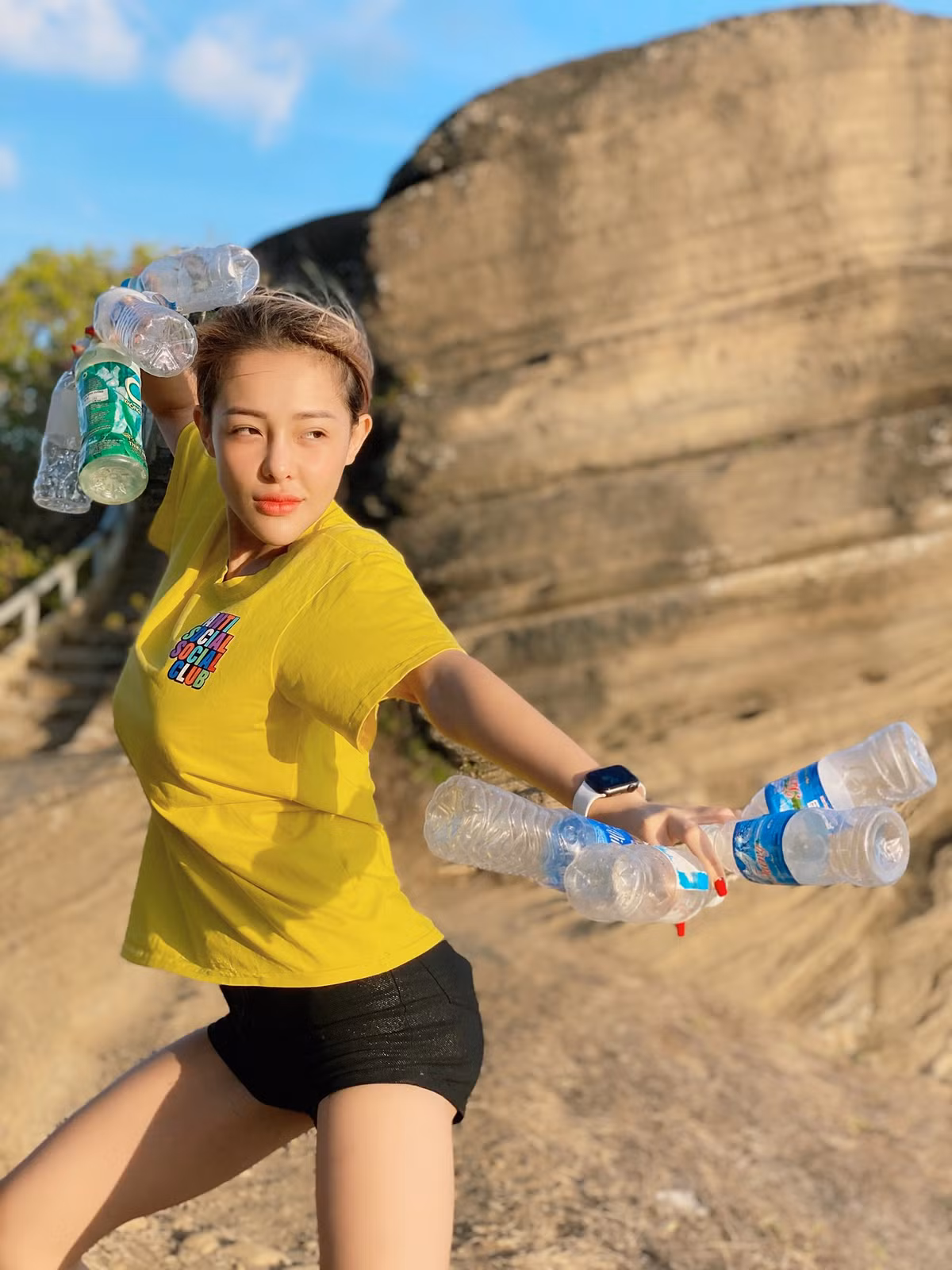 Trước đó, Ngân 98 từng khẳng định bản thân không cần mang Ngọc Trinh ra để đánh bóng tên tuổi, báo chí viết bài về "nữ hoàng nội y" còn phải viết thêm tên cô để câu views.