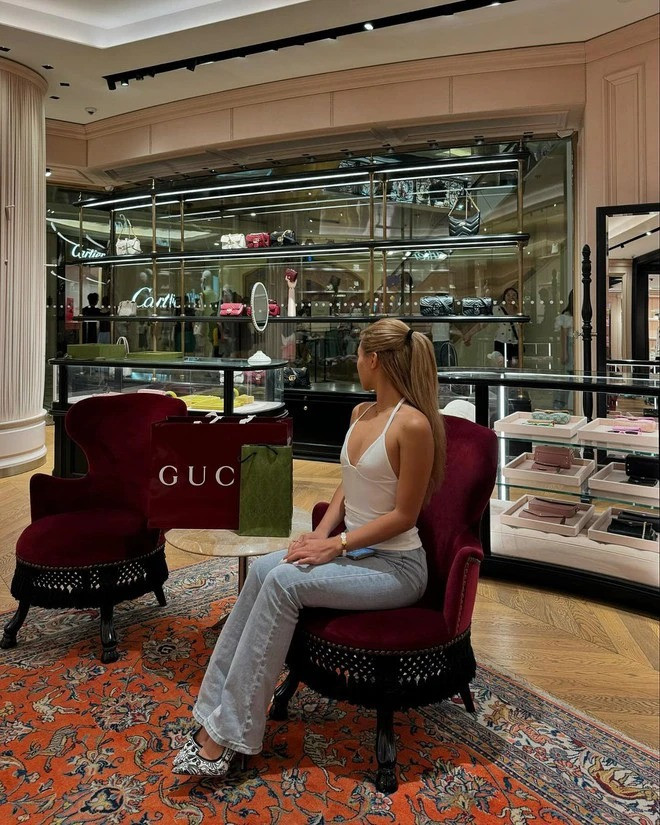 Giữa lúc bị netizen tìm kiếm về những ồn ào không mấy tích cực, Phạm Như Phương tỏ ra không quá quan tâm. Cô nàng vẫn tập trung vào cuộc sống riêng của mình, thậm chí còn thể hiện đẳng cấp giàu có.