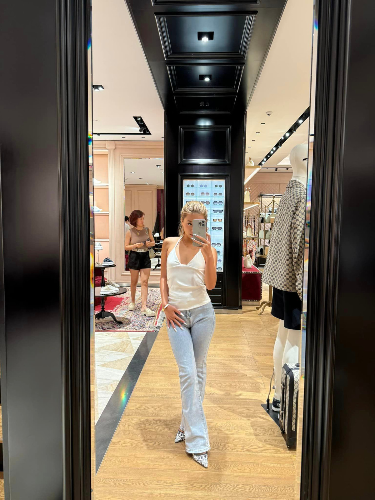 Chụp ảnh trước gương ở cửa hàng của một thương hiệu xa xỉ.