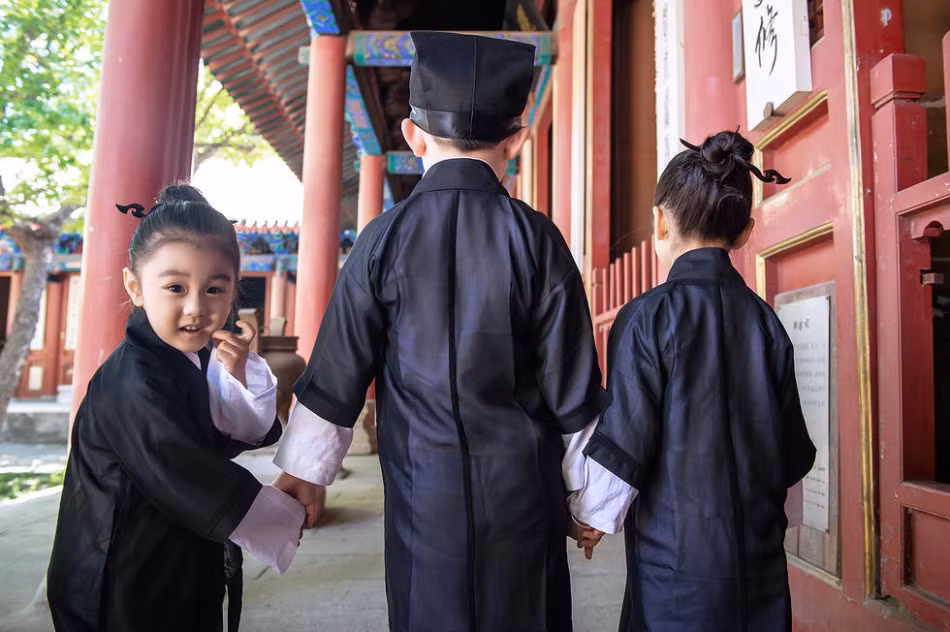 Từng hành động nghịch ngợm, láu cá của những cô nhóc với cậu bé lớn hơn trong bộ ảnh về tình bạn tiểu đạo sĩ khiến người xem cảm thấy nhớ nhung thời thơ ấu.