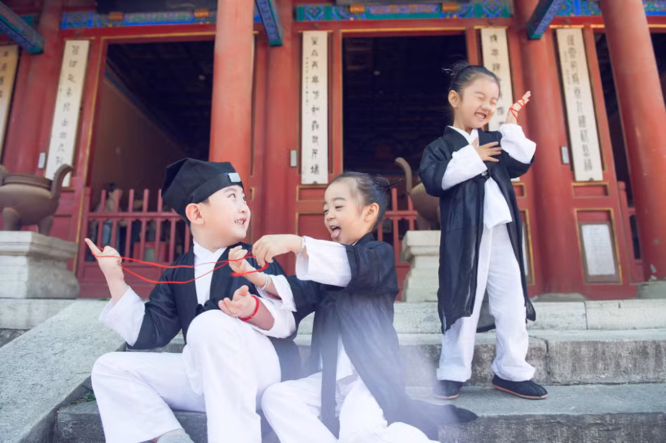 Cư dân mạng xứ Trung không ngừng chia sẻ và ca ngợi không ngớt bộ ảnh ngộ nghĩnh về tình bạn của ba đạo sĩ nhí.