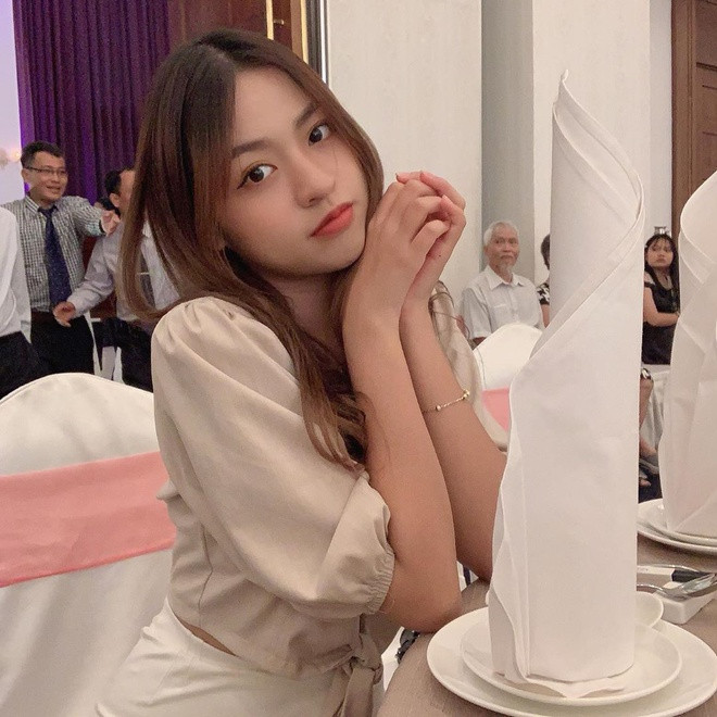 "Crush quốc dân" Trần Thanh Tâm nổi lên như một hiện tượng mạng xã hội với những video "thả thính" cực gắt. Cô nàng bị chỉ trích rằng làm lố, cố tình diễn sâu và giọng nói thì "điệu chảy nước".