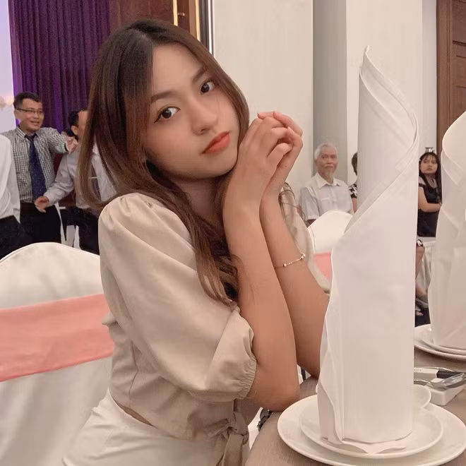 "Crush quốc dân" Trần Thanh Tâm nổi lên như một hiện tượng mạng xã hội với những video "thả thính" cực gắt. Cô nàng bị chỉ trích rằng làm lố, cố tình diễn sâu và giọng nói thì "điệu chảy nước".