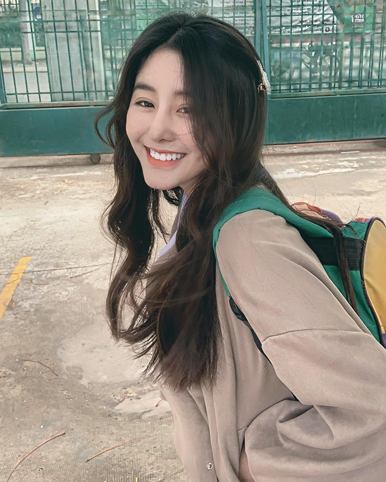 Võ Ngọc Trân hiện đang là một trong những hot girl đình đám nhất trên mạng xã hội. Cô nàng được biết đến không chỉ nhờ nhan sắc xinh đẹp và thân hình đồng hồ cát quyến rũ mà còn bởi chuỗi scandal dài như "Cô dâu 8 tuổi".