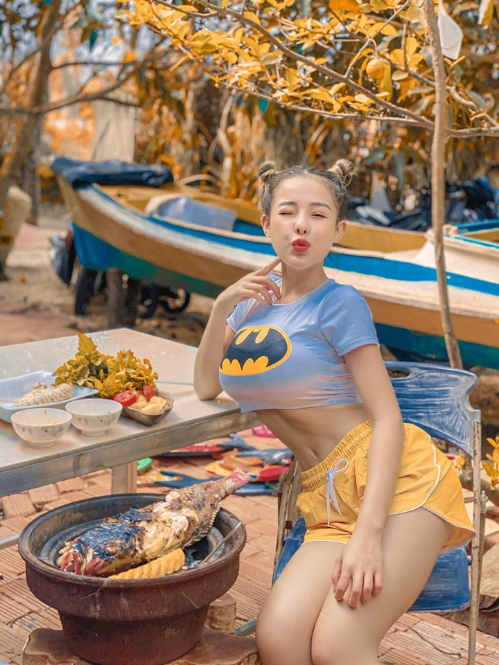 Ngân 98 tên thật là Võ Thị Ngọc Ngân, sinh năm 1998, quê Bình Định. Cô nổi tiếng trên mạng xã hội với biệt danh "hot girl thị phi".